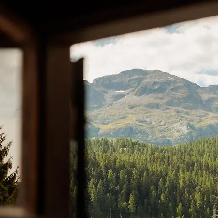 凯萨罗萨兹酒店 - 食物之家 酒店 4*